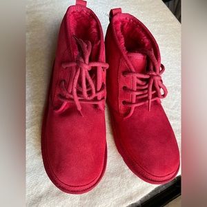 UGG ankle length neumel chukka boot.Samba red color w/ fur material inside. S-4y